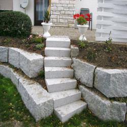 50 x 50 cm Granit-Mauersteine Griys hellgrau eingebaut