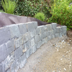 20 - 25 cm hohe Basalt-Mauersteine schwarz