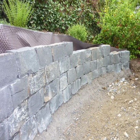 20 - 25 cm hohe Basalt-Mauersteine schwarz