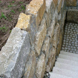 20-30 cm hohe Muschelkalk-Kleinmauersteine blaugrau lose gekippt