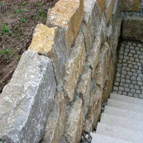 20-30 cm hohe Muschelkalk-Kleinmauersteine blaugrau lose gekippt