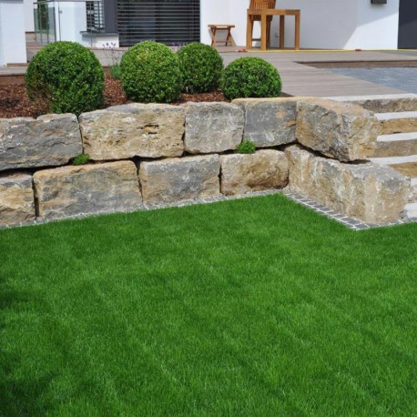 40-50 cm hohe Muschelkalk-Mauersteine blaugrau lose gekippt