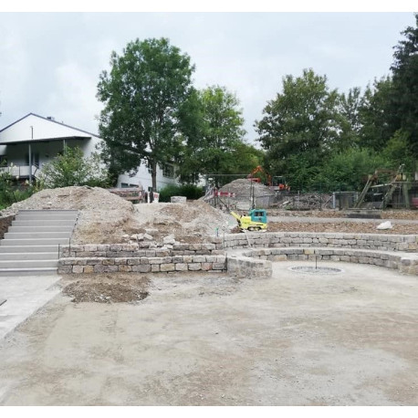 15-25 cm hohe Muschelkalk-Kleinmauersteine blaugrau vermörtelt