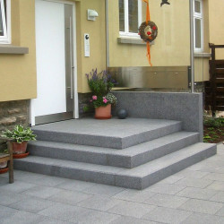 15 cm starke Granit-Podestplatte Elena weißgrau Größe 100 x 100 cm