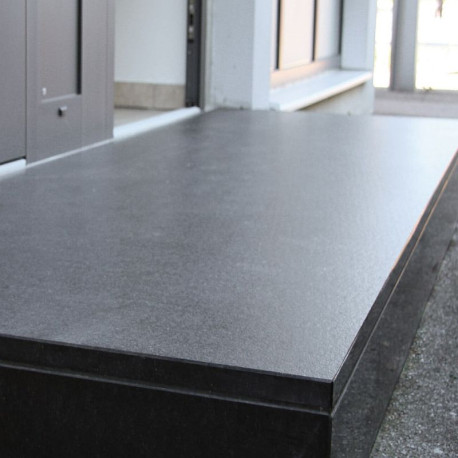 8 cm starke Granit-Podestplatte Pedro Black schwarz 100 x 100 cm