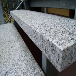 8 x 40 cm Granit-Trittstufen Griys hellgrau