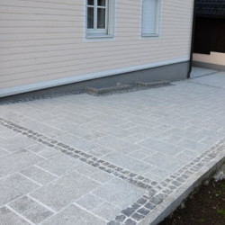 6 cm starke Granit-Pflasterplatten Elena weißgrau