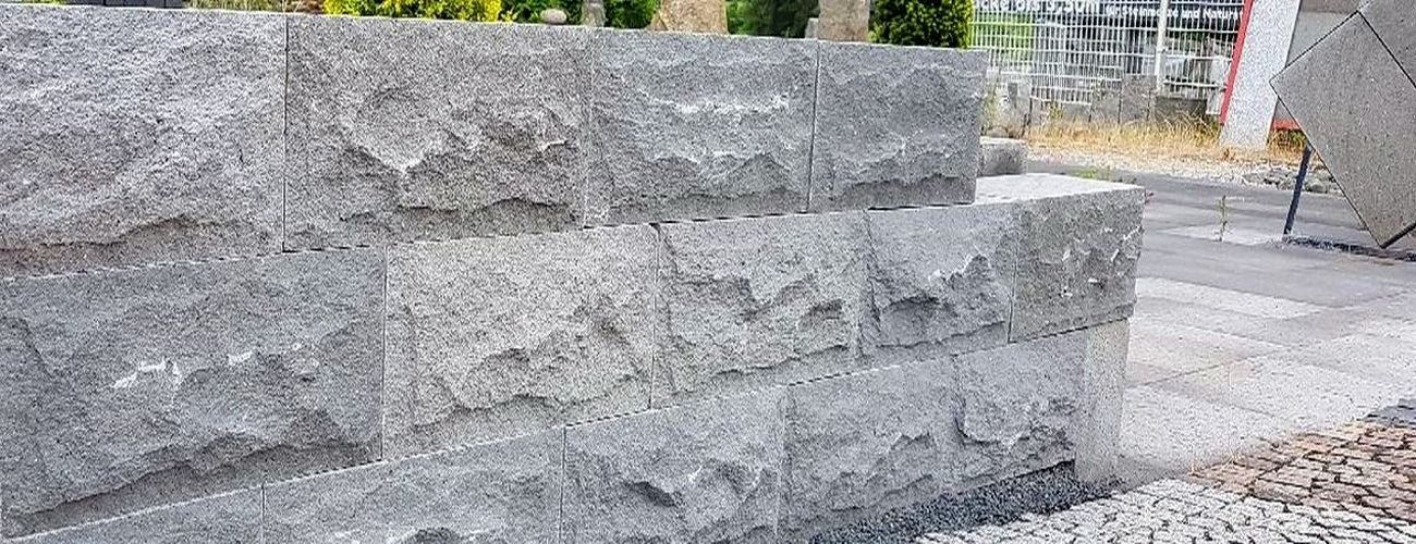Ges&auml;gte Basaltlava Mauersteine