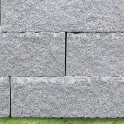 30 x 30 cm Granit Mauersteine Griys hellgrau, mit 4 gesägten Flächen