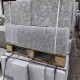 40 x 40 cm Granit-Mauersteine Griys hellgrau, mit 4 gesägten Flächen auf Paletten