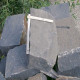 20 - 25 cm hohe Basalt Mauersteine schwarz auf Paletten
