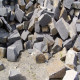 15 - 35 cm hohe Basalt-Sockelsteine schwarz, formwild