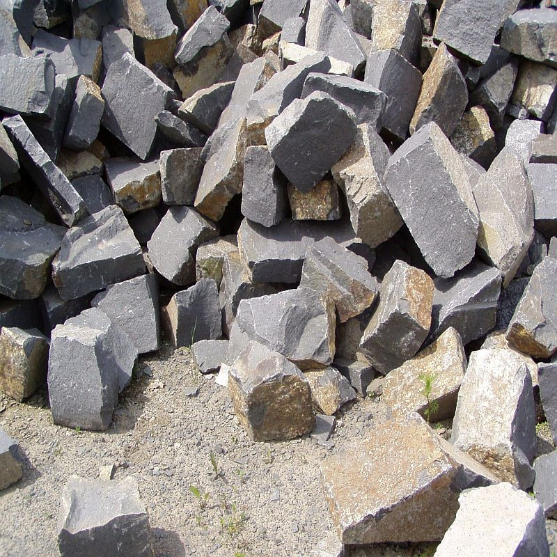 15 - 35 cm hohe Basalt-Sockelsteine schwarz, formwild