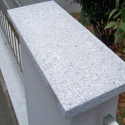 3 cm starke Granit Mauerabdeckplatten Elena weißgrau
