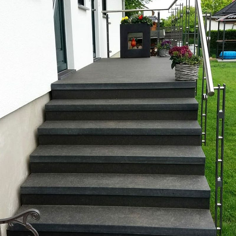 8 cm starke Granit-Podestplatte Pedro Black schwarz